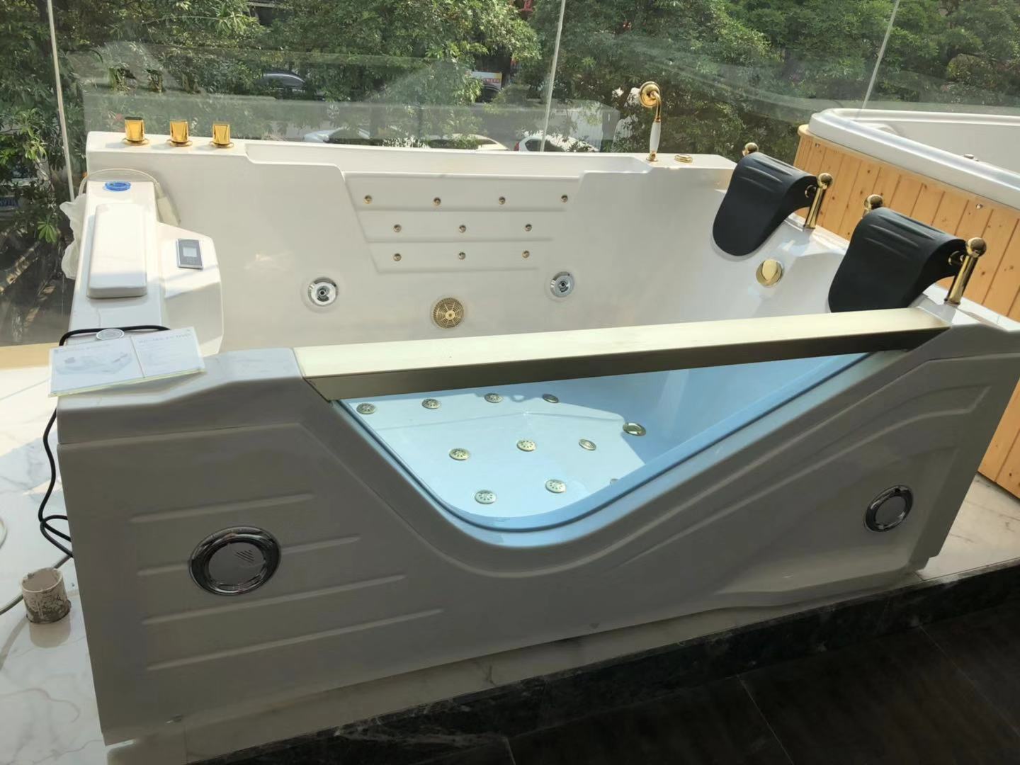 Whirlpool Bathtub Hirossy Jacu - W Spa & Wellness review and price